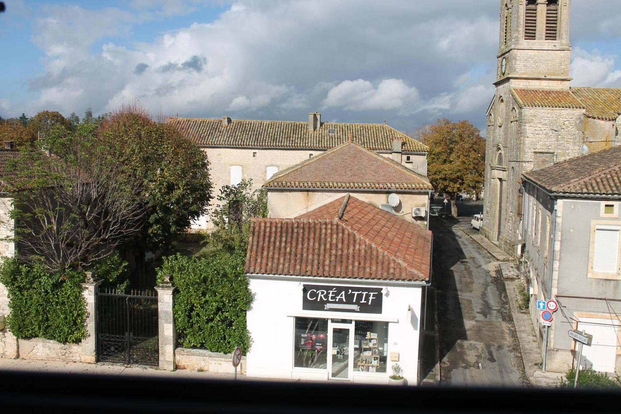 Logis Hotels- Auberge De La Tour - Hotel Et Restaurant Sauzet  Exterior photo